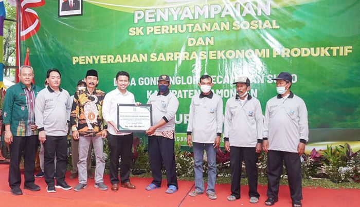 Wagub Jatim Serahkan 19 SK Perhutanan Sosial di Lamongan