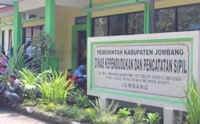 Kinerja Dispendukcapil Jombang Dikeluhkan, Pembuatan KK dan KTP Hasus Tunggu 2 Bulan Lebih