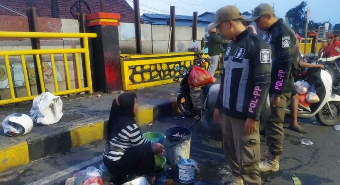Demi Kelancaran Lalu Lintas, Satpol PP Sidoarjo Tertibkan Pasar Tumpah Waru