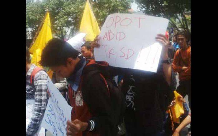 Guru di Lamongan ini Dipecat Gara-gara Membolehkan Siswanya Sholat Berjama Guru di Lamongan ini Dipecat Gara-gara Membolehkan Siswanya Sholat Berjama