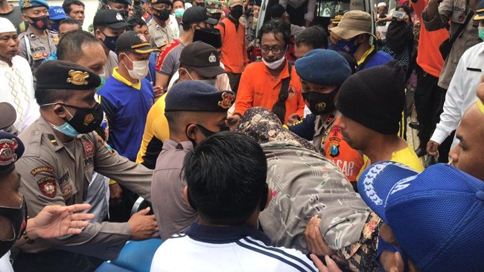 Kapolres Pamekasan Bantu Evakuasi Korban Tanah Longsor di Pasean Kapolres Pamekasan Bantu Evakuasi Korban Tanah Longsor di Pasean