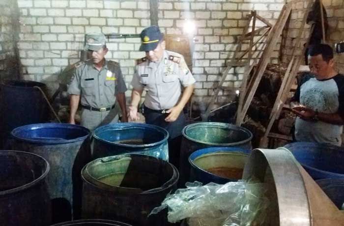 Polsek Semanding Kembali Gerebek Rumah Produksi Arak di Tegalagung Polsek Semanding Kembali Gerebek Rumah Produksi Arak di Tegalagung