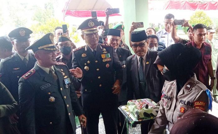 Beri Kejutan HUT ke-77 TNI, Kapolres Pamekasan Bersama Anggota 