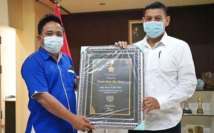 Peduli Terhadap Penanganan Covid-19, Wali Kota Kediri Terima Anugerah Hasta Adhiwarta Peduli Terhadap Penanganan Covid-19, Wali Kota Kediri Terima Anugerah Hasta Adhiwarta