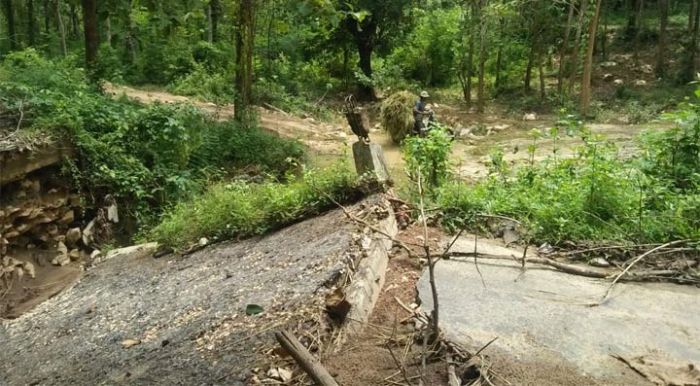 Jembatan di Montong Belum Diperbaiki, Warga Pilih Terjang Sungai