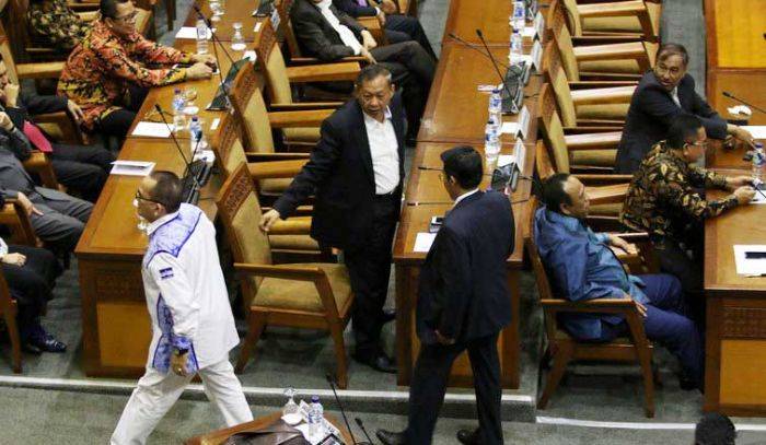 Hujan Interupsi, Ade Komarudin Resmi Ketua DPR, Golkar Agung Ancam Gugat Hujan Interupsi, Ade Komarudin Resmi Ketua DPR, Golkar Agung Ancam Gugat
