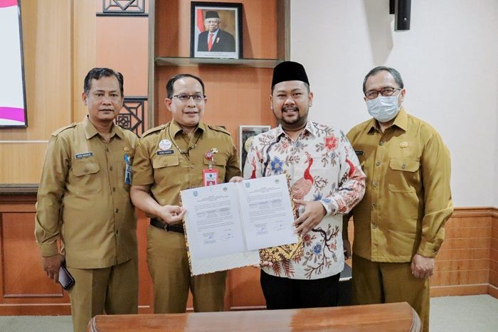 Ukur Kepuasan Pelayanan Publik, Bupati Gresik Tandatangani Komitmen Penerapan Inovasi SuKMa-e Jatim