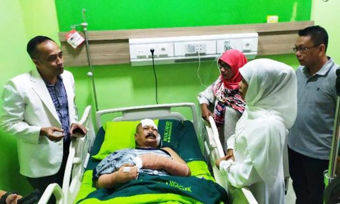 Jenguk Korban Pembacokan Teroris, Khofifah Minta Semua Tingkatkan Kewaspadaan Jenguk Korban Pembacokan Teroris, Khofifah Minta Semua Tingkatkan Kewaspadaan