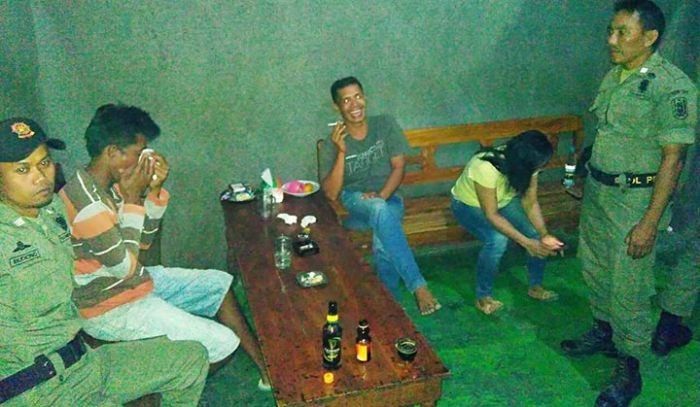 Seorang Purel Diamankan saat Asyik Bernyanyi di Tempat Karaoke Ilegal Seorang Purel Diamankan saat Asyik Bernyanyi di Tempat Karaoke Ilegal