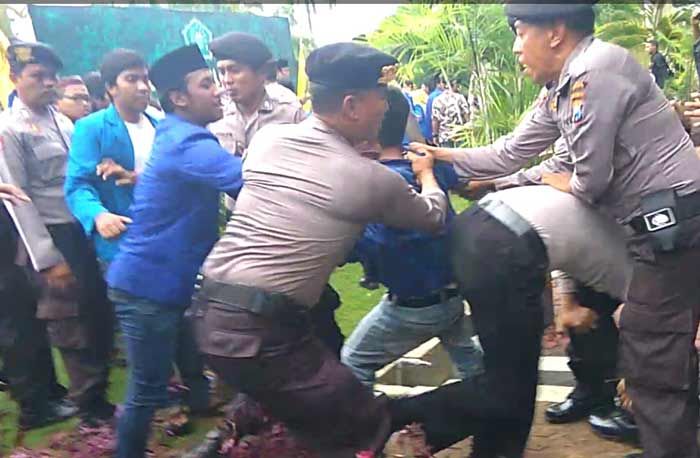 Demo PMII Pamekasan Tolak Garam Impor Diwarnai Kericuhan