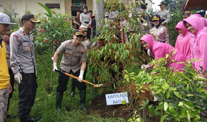 Peduli Penghijauan, Polres Batu Tanam 2.000 Pohon