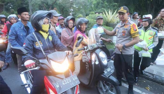 Polresta Sidoarjo Bagikan Ratusan Takjil kepada Pengendara Polresta Sidoarjo Bagikan Ratusan Takjil kepada Pengendara