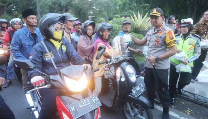 Polresta Sidoarjo Bagikan Ratusan Takjil kepada Pengendara