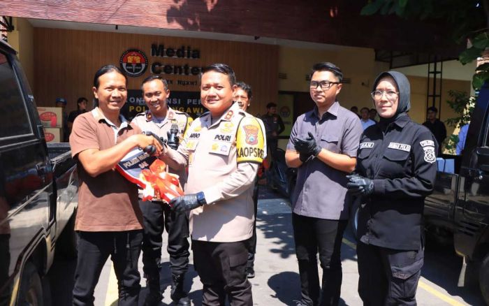 Enam Pelaku Curas Diamankan Polisi, Kapolres Ngawi Langsung Kembalikan Barang Buktinya ke Korban Enam Pelaku Curas Diamankan Polisi, Kapolres Ngawi Langsung Kembalikan Barang Buktinya ke Korban