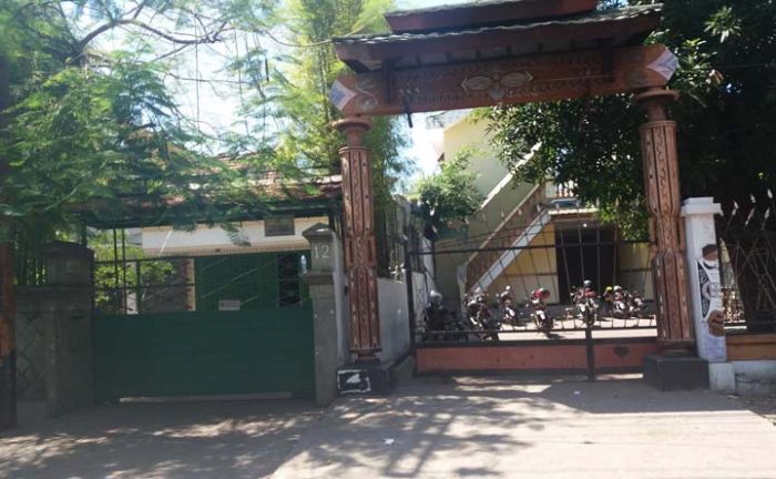Situasi Tenang, Puluhan Mahasiswa Papua di Surabaya Duduk-Duduk di Pelataran Asrama Situasi Tenang, Puluhan Mahasiswa Papua di Surabaya Duduk-Duduk di Pelataran Asrama