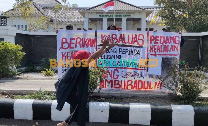 Tuntut Keadilan, Sejumlah Aktivis Gelar Teatrikal Tunggal di PN Kota Kediri