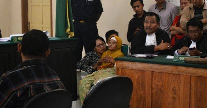 Tiga Saksi Perhutani Dihadirkan di Persidangan Asyani Tiga Saksi Perhutani Dihadirkan di Persidangan Asyani