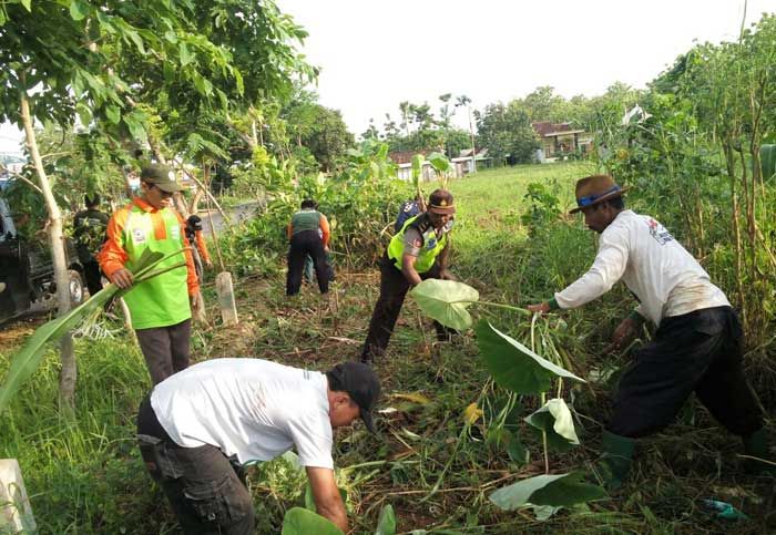 Kerap Buntu, Ratusan Warga Kerek Kerja Bakti Bersihkan Aliran Sungai Kerap Buntu, Ratusan Warga Kerek Kerja Bakti Bersihkan Aliran Sungai