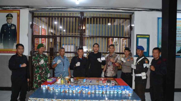 Komitmen Bebas dari Narkoba, Lebih dari Separuh Warga Binaan Lapas Lamongan Dites Urine Komitmen Bebas dari Narkoba, Lebih dari Separuh Warga Binaan Lapas Lamongan Dites Urine