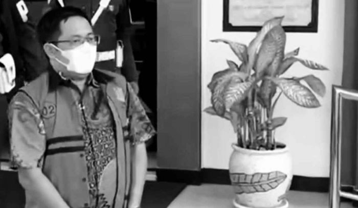 Rugikan Negara Rp5 Miliar, Tersangka Korupsi Dana BLUD Mojokerto Resmi Ditahan Rugikan Negara Rp5 Miliar, Tersangka Korupsi Dana BLUD Mojokerto Resmi Ditahan