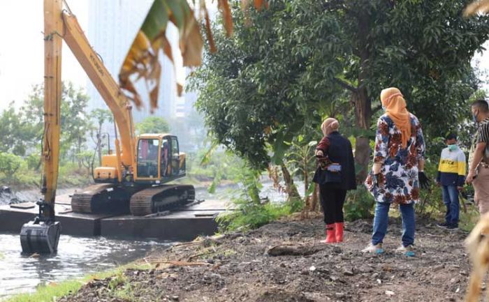 Antisipasi Banjir, Pemkot Surabaya Terus Lakukan Pengerukan Saluran dan Tambah Pompa