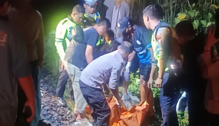 Diduga Lalai, Pemotor  Tewas Tertabrak KA Barang di Perlintasan Plaosan Babat Lamongan