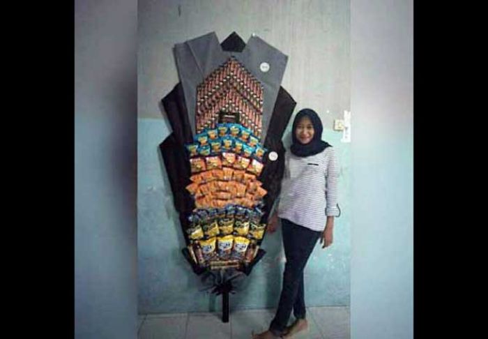 Kreasikan Buket Jajan, Laris Manis saat Musim Wisuda Kreasikan Buket Jajan, Laris Manis saat Musim Wisuda