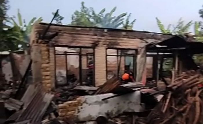 Lupa Matikan Kompor, Rumah Nenek Sebatang Kara di Gladak Anyar Pamekasan Ludes Terbakar Lupa Matikan Kompor, Rumah Nenek Sebatang Kara di Gladak Anyar Pamekasan Ludes Terbakar
