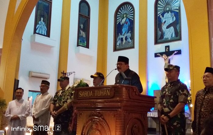 Hadiri Misa di Gereja Bethany, Gubernur Jatim Ucapkan Assalamualaikum Hadiri Misa di Gereja Bethany, Gubernur Jatim Ucapkan Assalamualaikum