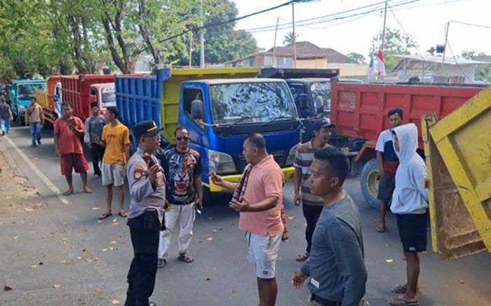 Luruk Polres Sumenep Sambil Bawa Truk, Puluhan Sopir Tuntut Tambang Galian C Dibuka Lagi Luruk Polres Sumenep Sambil Bawa Truk, Puluhan Sopir Tuntut Tambang Galian C Dibuka Lagi