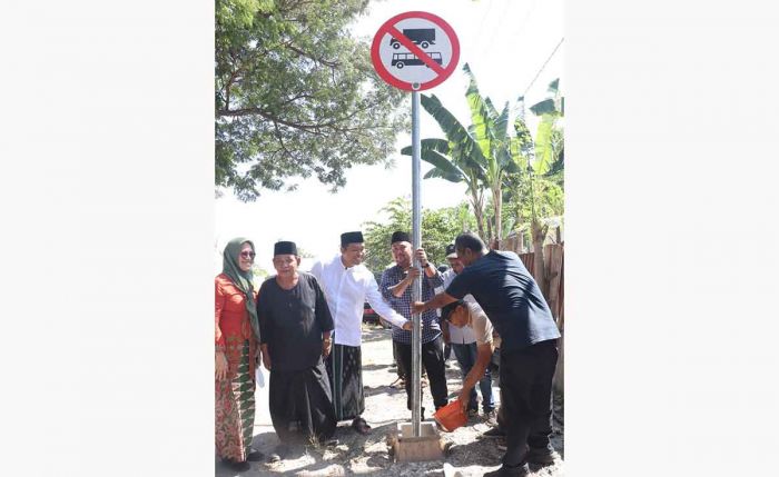 Bupati Gresik Pasang Rambu Larangan Kendaraan Besar Melintas di Jalan Betiring-Prambangan Bupati Gresik Pasang Rambu Larangan Kendaraan Besar Melintas di Jalan Betiring-Prambangan