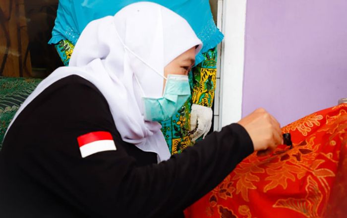 Tinjau Sentra Batik Pamekasan, Gubernur Khofifah Minta Pengrajin Daftarkan Inovasi Desain ke HAKi Tinjau Sentra Batik Pamekasan, Gubernur Khofifah Minta Pengrajin Daftarkan Inovasi Desain ke HAKi