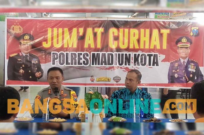 Serap Aspirasi Warga, Kapolres Pimpin Jumat Curhat di Pasar Besar Kota Madiun Serap Aspirasi Warga, Kapolres Pimpin Jumat Curhat di Pasar Besar Kota Madiun