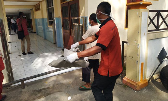 Bayi Diperkirakan Berumur 2 Hari Tergeletak Mengenaskan di Lamongan, Diduga Hasil Hubungan Gelap Bayi Diperkirakan Berumur 2 Hari Tergeletak Mengenaskan di Lamongan, Diduga Hasil Hubungan Gelap