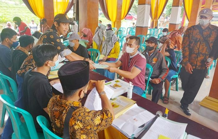 Perdana, Ribuan Warga Desa Kemiri Mojokerto Bersyukur Terima Sertifikat Tanah Program PTSL