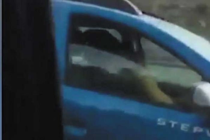 ​Ngeseks Sambil Nyetir di Jalan Tol, Bikin Mobil Lain Kesulitan Menyalip