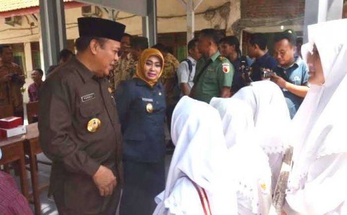 Puluhan Siswa dan Guru di Lamongan Dites Urine Puluhan Siswa dan Guru di Lamongan Dites Urine