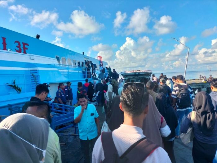 Kapal Mandek di Gresik Akibat Cuaca Buruk, Warga Bawean Banyak Tertahan di Pulau Jawa Kapal Mandek di Gresik Akibat Cuaca Buruk, Warga Bawean Banyak Tertahan di Pulau Jawa
