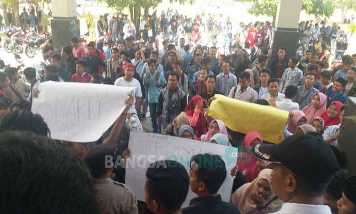 Kecam Aksi Anarkis HMI, Sejumlah Mahasiswa UTM Gelar Demo Tandingan, Kapolres Turun Tangan Kecam Aksi Anarkis HMI, Sejumlah Mahasiswa UTM Gelar Demo Tandingan, Kapolres Turun Tangan