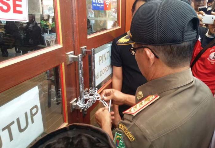 Akhirnya, Satpol PP Pamekasan Segel Resto Wiraraja dan Terang Bulan Akhirnya, Satpol PP Pamekasan Segel Resto Wiraraja dan Terang Bulan