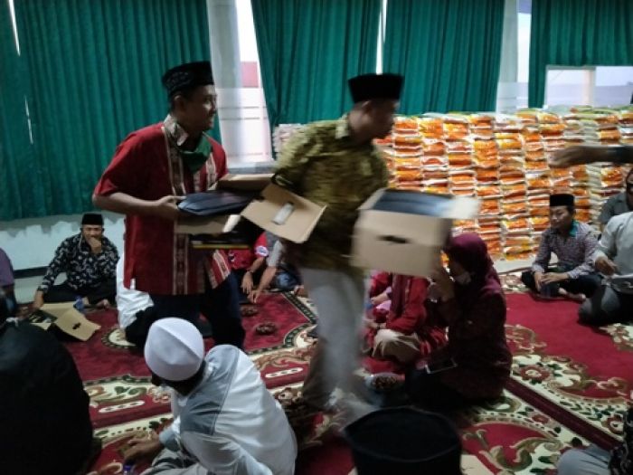 Kiai Asep Bagikan 300 Ton Beras, Sarung dan Uang kepada Korban dan Relawan Covid-19 Kiai Asep Bagikan 300 Ton Beras, Sarung dan Uang kepada Korban dan Relawan Covid-19