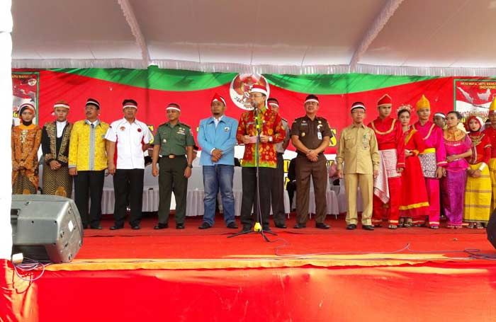 Kenakan Ikat Kepala Merah Putih, Ribuan Masyarakat Ngawi Ikuti Apel Nusantara Bersatu Kenakan Ikat Kepala Merah Putih, Ribuan Masyarakat Ngawi Ikuti Apel Nusantara Bersatu