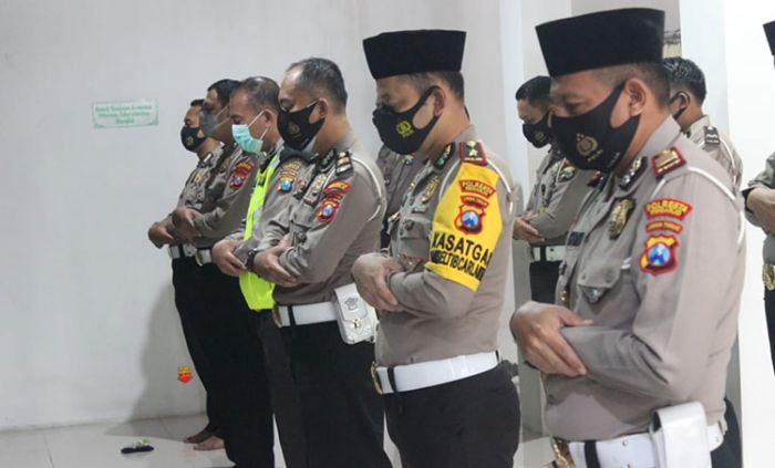 Gelar Salat Gaib, Satlantas Polresta Sidoarjo Doakan Korban Sriwijaya Air