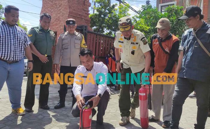 Kepala Satpol PP Kota Mojokerto dan Lurah Gunung Gedangan Jadi Petugas Damkar Dadakan Kepala Satpol PP Kota Mojokerto dan Lurah Gunung Gedangan Jadi Petugas Damkar Dadakan