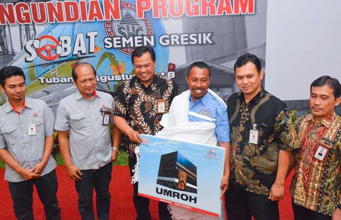 Semen Indonesia Berikan Hadiah Umrah kepada Sopir Ekspeditur Berprestasi Semen Indonesia Berikan Hadiah Umrah kepada Sopir Ekspeditur Berprestasi