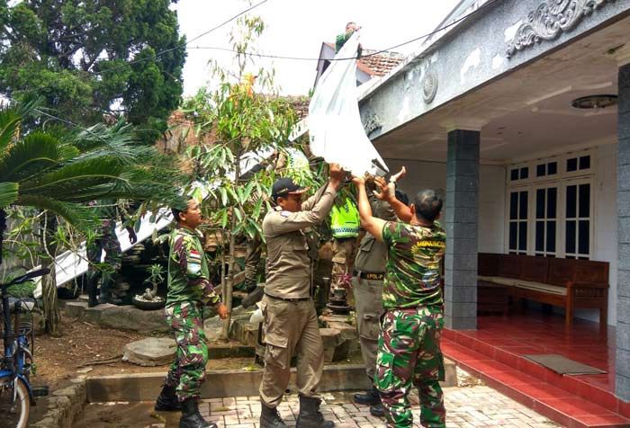 Puluhan Personel Gabungan Bantu Perbaikan Rumah Terdampak Puting Beliung di Porong