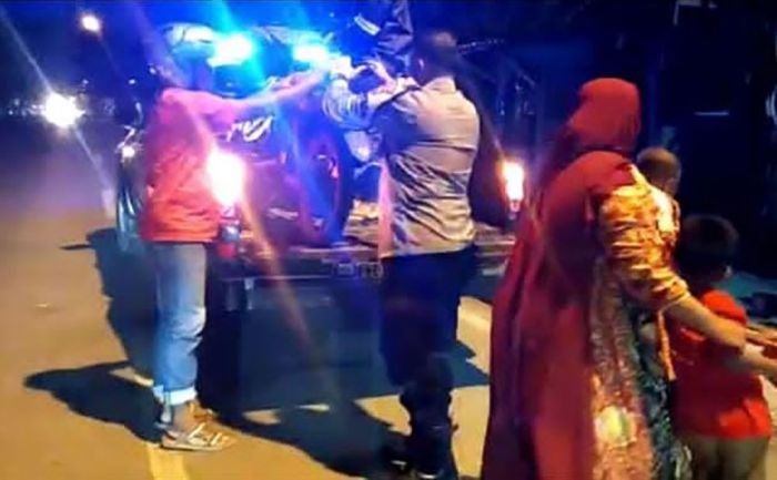 Bantu Pemudik yang Ban Motornya Bocor, Anggota Polres Gresik Beri Tumpangan ke Bengkel Tambal Ban Bantu Pemudik yang Ban Motornya Bocor, Anggota Polres Gresik Beri Tumpangan ke Bengkel Tambal Ban