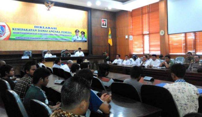 Tawuran antar Pemuda di Jombang: Dua Desa Sepakat Damai, 7 Pemuda Tetap Ditahan Tawuran antar Pemuda di Jombang: Dua Desa Sepakat Damai, 7 Pemuda Tetap Ditahan