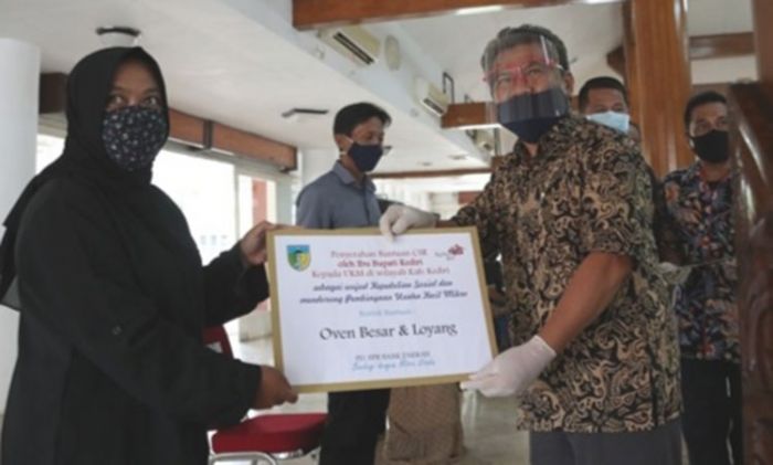 Gerakkan Pemulihan Ekonomi Nasional, PD BPR Kabupaten Kediri Serahkan CSR untuk 60 UMKM Gerakkan Pemulihan Ekonomi Nasional, PD BPR Kabupaten Kediri Serahkan CSR untuk 60 UMKM