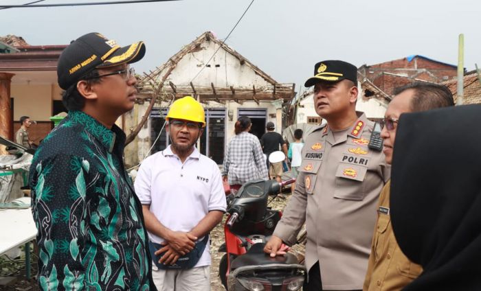 Forkopimda Sidoarjo Tinjau Lokasi Terdampak Angin Puting Beliung Forkopimda Sidoarjo Tinjau Lokasi Terdampak Angin Puting Beliung